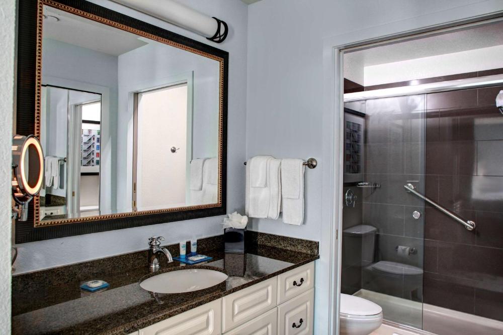 One-Bedroom Suite with Two Double Beds interior